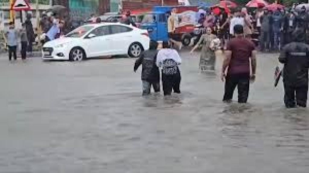 Surat Rains Disrupt Life: Schools Shut, 200+ Bus Trips Cancelled Due to Waterlogging